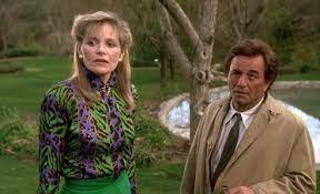 After killing her husband's informing boss, she sets her sights on lieutenant columbo. Episode Review Rest In Peace Mrs Columbo The Columbophile