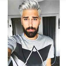 This hairstyle makes the most of the short hair. Ist Der Trend Der Grauen Haare Fur Manner Hier Frisuren 2019 Men Hair Color Mens Hair Colour Mens Hairstyles