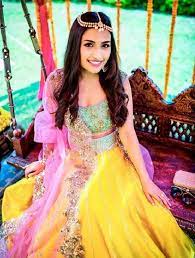 Hairstyle With Lehenga Choli Hairstyle With Lehenga Wedding Hairstyle With Lehenga Open Hairst In 2021 Lehenga Hairstyles Lehenga Wedding Lehenga Choli Wedding