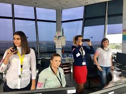 Controleur aerien — contrôleur aérien contrôleurs et élèves dans la tour de brest un contrôleur aérien (parfois appelé aiguilleur du ciel) est une personne chargée d assurer le contrôle, la sécurité et la gestion de la circulation aérienne, qu elle soit civile ou… … Asociatia Controlorilor De Trafic Aerian Din Republica Moldova Home Facebook