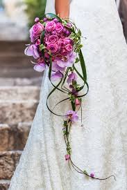 Sechs ideen für jedes budget. Wasserfall Brautstrauss Bildergalerie Hochzeitsportal24 Blumenstrauss Hochzeit Brautstrauss Brautstrausse