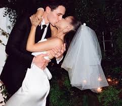 Ariana grande and dalton gomez's wedding may have been tiny and intimate, but looks like something out of a fairytale. Gbb Urs6zve5lm