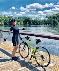 画像に含まれている可能性があるもの 1人以上 自転車 雲 空 屋外 自然 水 poses instagram bicycle
