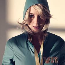 Hennes första singel hette dumpa mig och släpptes år 2006, tätt därpå släpptes nöjd?. Veronica Maggio Mandagsbarn Chillstep Test By Hemsk