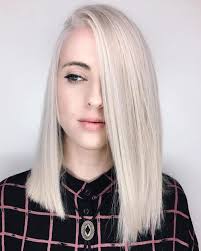 Blonde hair with layers and side bangs; 40 Styles With Medium Blonde Hair For Major Inspiration