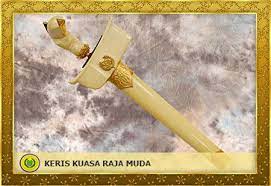 Museum ini berada di dekat pusat sejarah brunei. Alat Kebesaran Diraja