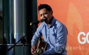 Chord Gitar Dan Lirik Lagu Kau Tak Sendiri Bondan Prakoso Di Saat Kau Merasa Hidup Sendiri Tribunnews Com Mobile