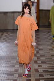 Cosa cambia per i cittadini, quali negozi saranno aperti, quando è in vigore coprifuoco. Tendenze Moda Primavera Estate Gli Abiti Arancioni