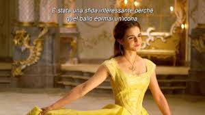 La ilustración del libro que lee bella junto a la fuente se parece mucho a los propios bella y bestia. La Bella E La Bestia Il Vestito Giallo Di Belle Featurette Youtube
