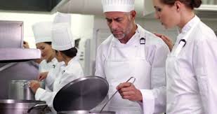 Las horas de trabajo a veces se. La Importancia De Contar Con Una Buena Brigada De Cocina