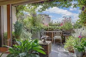 Découvrir l'immobilier avec jardin citadins ou amoureux de la campagne, vous cherchez un espace à vivre doté d'une terrasse, d'un jardin ou d'une cour privative, alliant ainsi espace vert à domicile et vie citadine. Immobilier Terrasse Paris 75 Vente Appartement Avec Terrasse A Paris Proprietes Parisiennes Sotheby S International Realty