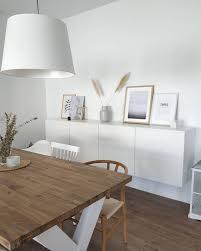 The idea of implementing this kind of concept. Natural Scandi In Diesem Wunderschonen Esszimmer Im Naturlichen Skandinavischen Look Beautiful Dining Rooms Dining Room Buffet Table Decor Dining Room Decor