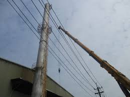 nice 高空施工受傷吊車吊掛送醫昨天上午10時許 高市小港區世全路一間鋼鐵廠傳出一名吳姓工人 34歲 在工樑上施工時 廠內的吊車正好吊 http taiwanese moe archives 570838 check more utility pole utilities structures