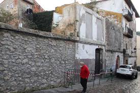 La lluvia de las últimas horas reblandeció la tierra, provocando el derrumbe de una parte de la casa colindante con el socavón. El Derrumbe Parcial De Un Edificio Alerta Del Deterioro De La Puebla Vieja De Laredo El Diario Montanes