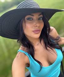 It's my favorite time of the year. FLOPPY HAT SEASON HAS ARRIVED.