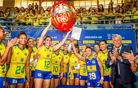 俄羅斯女排的實力，是有機會贏美國女排。 東京奧運小組賽比賽日期。圖片來源：volleyball world twitter。 死亡之組b組則是競爭激烈。中國女排與義大利女排，出線是一定的。但是，在爭奪小組第一與不過多曝光自身實力，這是雙方教練需要仔細思考的地方。 å¥³æŽ'åœ‹éš›å¥§é‹è³‡æ ¼è³½çµæŸå…­å¼·å¸­ä½å¡µåŸƒè½å®š Vol Sports