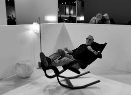 Standing desk chairs work just as well for you at a standing height as they do at a traditional sitting height. Der Varier Videoblog Prasentiert Den Gravity Balans