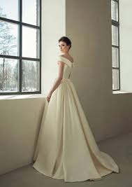 Un bellissimo abito da sposa da indossare il giorno del matrimonio è un sogno di tutte sin da bambine! Pin Su Abiti Da Sposa Wedding Gowns