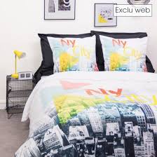 Un imprimé graphique et feuillages. Parure De Lit New York City Microfibre 240x220 Cm Comptoir Des Tisseurs