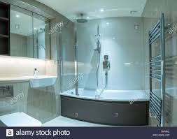 2x brauseschlauch für dusche badewanne 1,5 m und 2m. Modernes Badezimmer In Der Wohnung Mit Dusche Badewanne Und Fliesen Oberflachen Stockfotografie Alamy