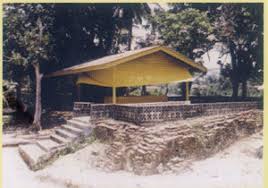 Terkenal dalam kisah sultan mahmud mangkat di julang. Dualisme Makam Sultan Mahmud Mangkat Dijulang