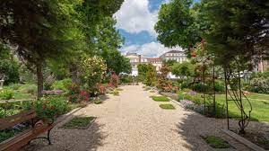 Juni wird im botanischen garten der sofioter universität „heiliger kliment von ochrid der johannistag begangen, der in bulgarien als tag der heilkräuter gilt. O R8xtimbn749m