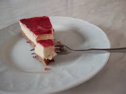 Décorer le cheesecake avec la gelée de fraises à la cardamome et quelques fraises découpées. Cheesecake Vanille Fraise