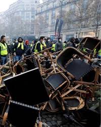 A paris, plusieurs centaines de manifestants, militants de la cgt et mobilisés de l'acte 24 se sont élancés samedi peu après 13h du des gilets cgt d'aéroports de paris, de la cgt chômeurs, des services publics territoriaux parsemaient la manifestation. Acte 2 De La Mobilisation Des Gilets Jaunes A Paris