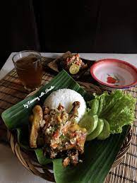 Ayam Goreng Pakai Sambal Bawang Sudah Pasti Enak Kalau Pakai Sambal Matah Gimana Yah Segar Banget Kare Makanan Dan Minuman Resep Masakan Indonesia Resep Ayam
