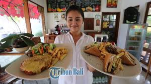 Banyak orang melakukannya, tak terkecuali para penjaga warung dan toko. Serasa Makan Di Rumah Sendiri Lili Mama Warung Andalkan Masakan Western Tribun Bali
