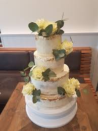 Elegante Hochzeitstorte Mit Blattgold Und Rosen Hochzeitstorte Elegant Konditorei Hochzeitstorte