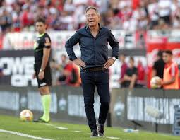 Последние твиты от holan dt (@arielholandt). Com Atraso No Voo Ariel Holan Chega Ao Brasil Para Iniciar Trabalho Como Tecnico Do Santos Santos Ge