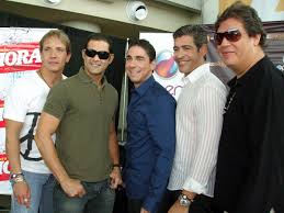 El popular grupo menudo se quedó esta noche sin ray reyes, uno de sus integrantes más con mucho pesar, notificamos el fallecimiento de nuestro gran ray reyes, exmenudo e integrante del. Detienen A Ex Menudo Ray Reyes Por Conducir En Estado De Embriaguez Ey Boricua