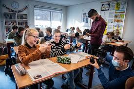 De open dagen van de middelbare scholen komen er weer aan. Hoe Kies Je Nu Een Middelbare School Vlogs En Talkshows Moeten Achtste Groepers Helpen Binnenland Destentor Nl