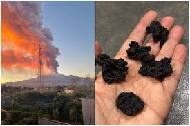 Dalla scorsa notte boati ed esplosioni si susseguono e si sentono a chilometri di distanza. Catania Si Risveglia Ricoperta Di Cenere E Lapilli Dopo La Spettacolare Eruzione Dell Etna