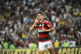 Flamengo avalia venda de Ayrton Lucas para viabilizar contratações na janela