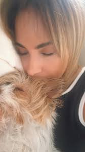 A veces no puedes levantarte por tu cuenta, pero Dios está justo ahí  contigo, levantándote, fortaleciéndote, sanándote, soplando en tu  dirección🤍