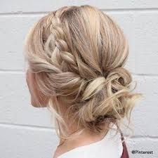 J'envie la douceur que cela donne à juste avant de vous lancer dans la réalisation du chignon, l'usage d'un shampooing sec est une. Tuto 7 Idees De Chignon Pour Cheveux Courts