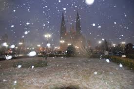 Están cayendo copos de nieve en toda la ciudad, un fenómeno histórico que continuará hasta la madrugada de mañana y que puede intensificarse durante en declaraciones a na, expertos del smn señalaron que la caída de agua nieve en buenos aires responde a la entrada de una masa de aire. Que Es El Graupel El Granizo Que Hizo Ilusionar A Todos Con Una Nevada En La Plata 0221
