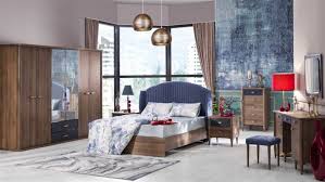 Takımın kulplarında, ayakların alt ve üst kısımlarında son dönemin trend renkleri olan metalik gri renkli yüzey kullanılmıştır. Bellona Yatak Odasi Takimlari Ve Fiyatlari Kampanya Ve Indirim 2020