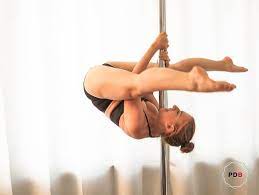 Gerade am anfang ist es wichtig die ausführungen genau und schritt für schritt zu erlernen, sowie das richtige aufwärmtraining zu beherrschen um verletzungen zu vermeiden. Poledance Figuren Und Moves In Der Ubersicht Poledance Blog