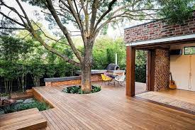 The flagstone floor is set in sand over landscaping fabric that inhibits weeds but lets moisture reach the tree's roots. Ando Querendo Ferias Ultimamente Mas Olhando Essa Varanda Ate Q Moraria Num Lugar Como Esse E Vcs Modern Backyard Modern Backyard Design Backyard Design