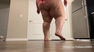 SSBBW Piggy Raids Fridge - Video Clips - StuffingEating - Curvage