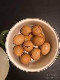 1 鸡蛋冷水下锅 倒入一大勺盐 水开后煮5 7分钟 然后用冷水冲洗一下鸡蛋 用勺子轻轻把鸡蛋敲裂2 再次冷水下锅水 最好多一些水中加入茶叶 大部分人放红茶