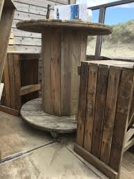 Kabeltrommel Aus Holz Als Stehtisch Mit Rollen Drunter Stehtisch Paletten Tisch Kabeltrommel