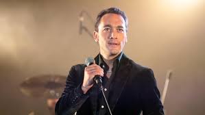 Et je suis tombé sur un sosie vocal de johnny. Jean Baptiste Guegan Remporte L Emission La France A Un Incroyable Talent En Ressuscitant