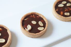 Tartelettes Snickers Chocolat Caramel Et Cacahuetes Recette Olivia Patisse Mini Tarte Recette Gateau Fruit Gateaux Et Desserts