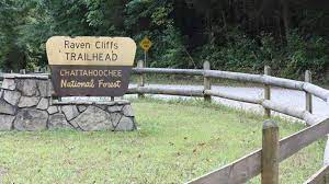 The hike climbs from a gravel trailhead near helen, ga ( view maps and driving directions ), grabbing elevation along a short incline and following dodd creek upstream. Raven Cliff Falls Hikethesouth