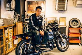 自分が生まれた年にアメリカで誕生した1台のハーレーとの出会い そして ちょうど40歳になる年から始める新たな挑戦 すべては運命 と語るピース綾部祐二さんに 愛車と現時点の思いを聞いた ハーレー カフェレーサー ハーレーダビッドソン