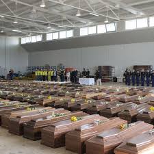 https://images.rtl.fr/~c/2000v2000/rtl/www/1075726-les-cercueils-des-296-migrants-morts-a-lampedusa-le-9-octobre-2013.jpg
